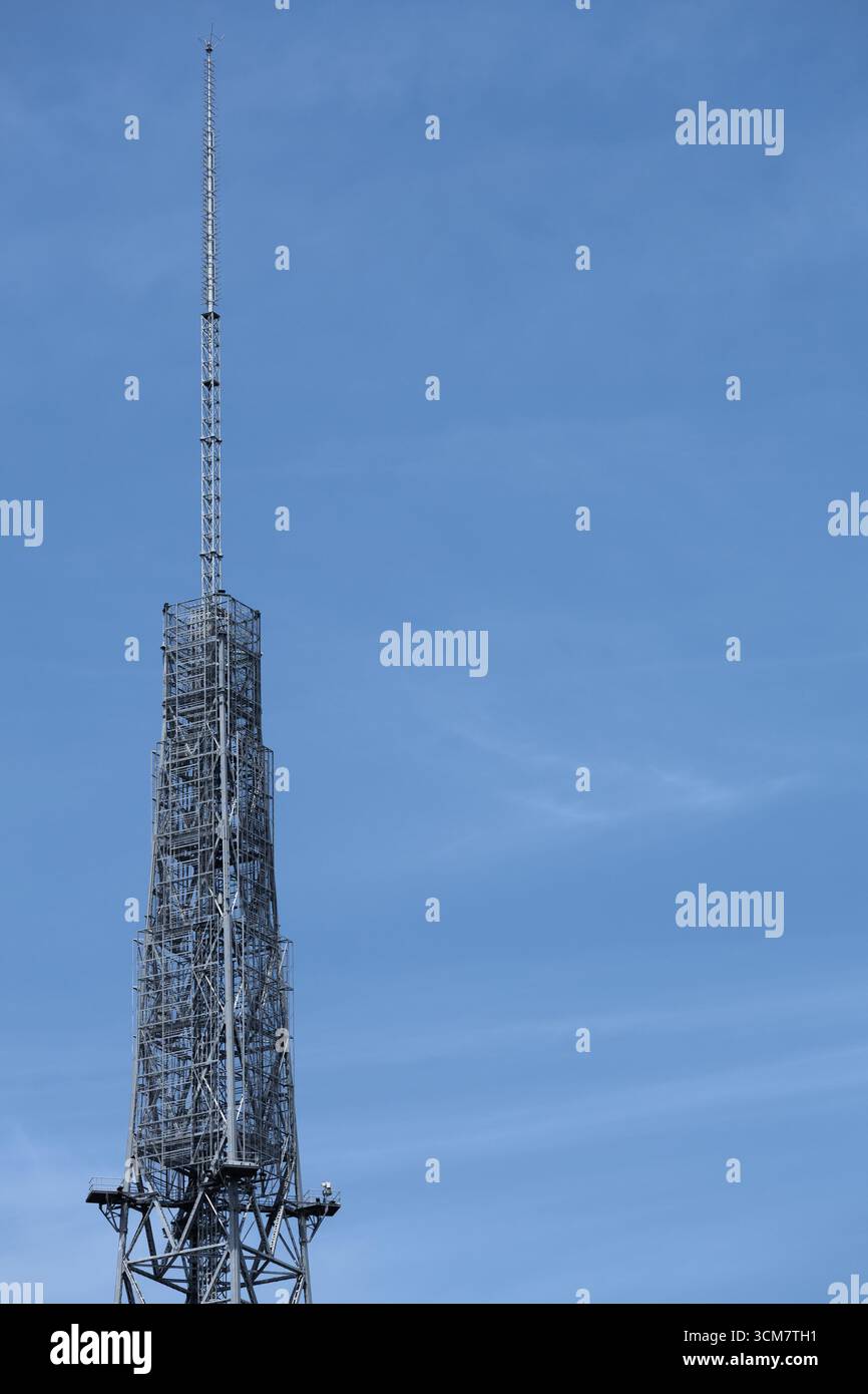 La grande tour de communication sur le ciel bleu clair vibrant présente les détails structurels du cadre en treillis, et les avancées technologiques et d'ingénierie. Banque D'Images