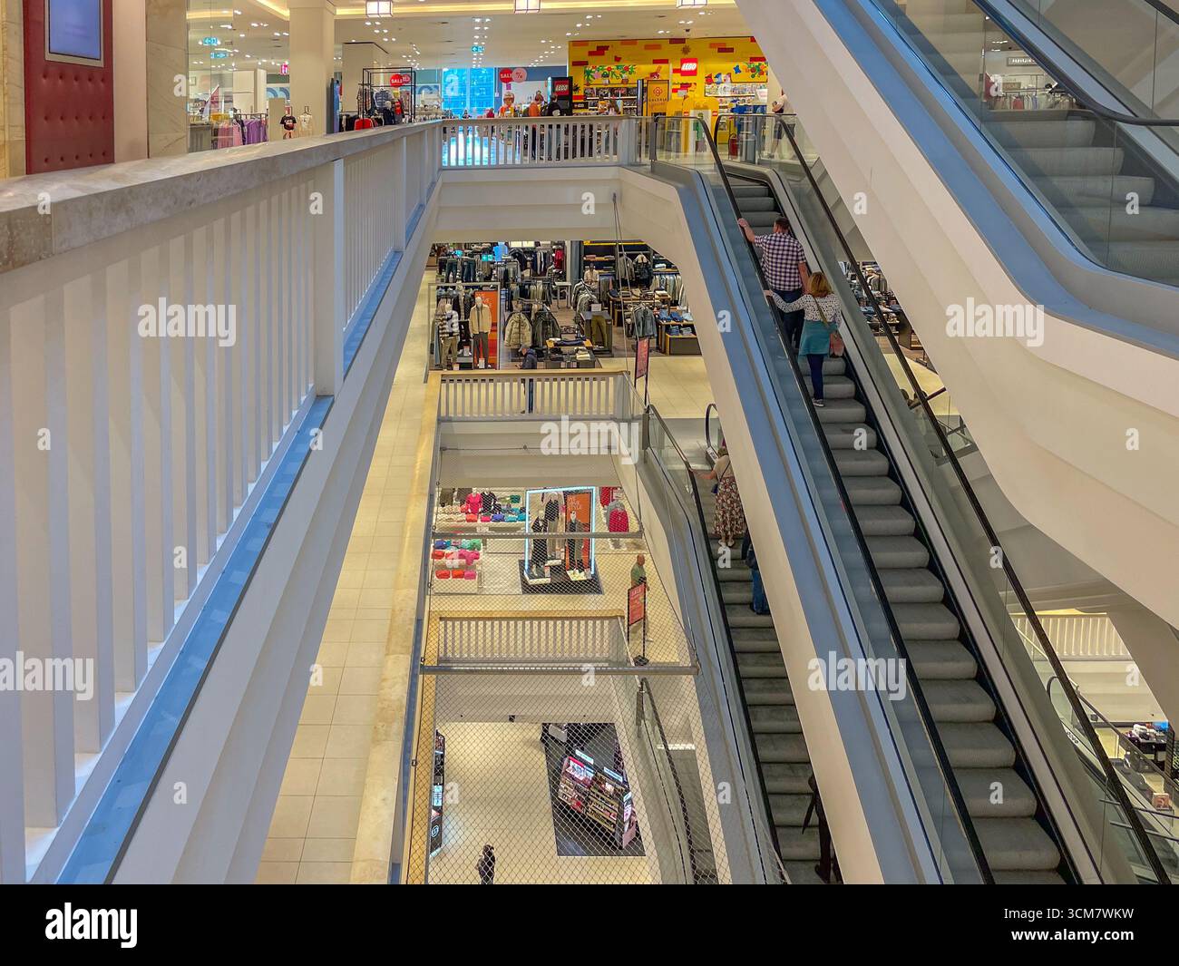Allemagne Berlin 09.13.2025. Intérieur d'un centre commercial avec escaliers roulants. Un intérieur de centre commercial animé avec escalators, rampes et magasins de vêtements loca Banque D'Images