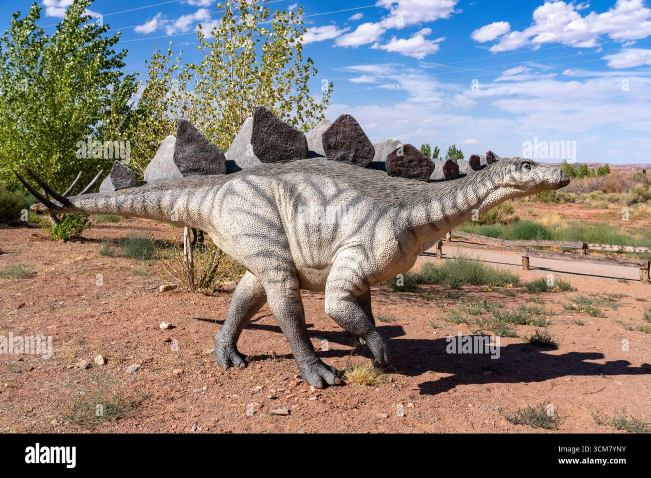 Réplique grandeur nature du dinosaure Hesperosaurus mjosi dans le parc de dinosaures Moab Giants à Moab, Utah. Banque D'Images