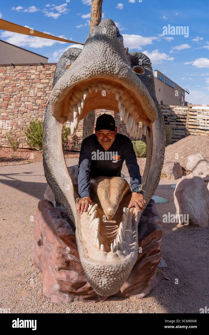 Une tête T. rex pour prendre des photos souvenir d'une personne à l'intérieur de sa bouche. Moab Giants Dinosaur Park près de Moab, Utah. Banque D'Images