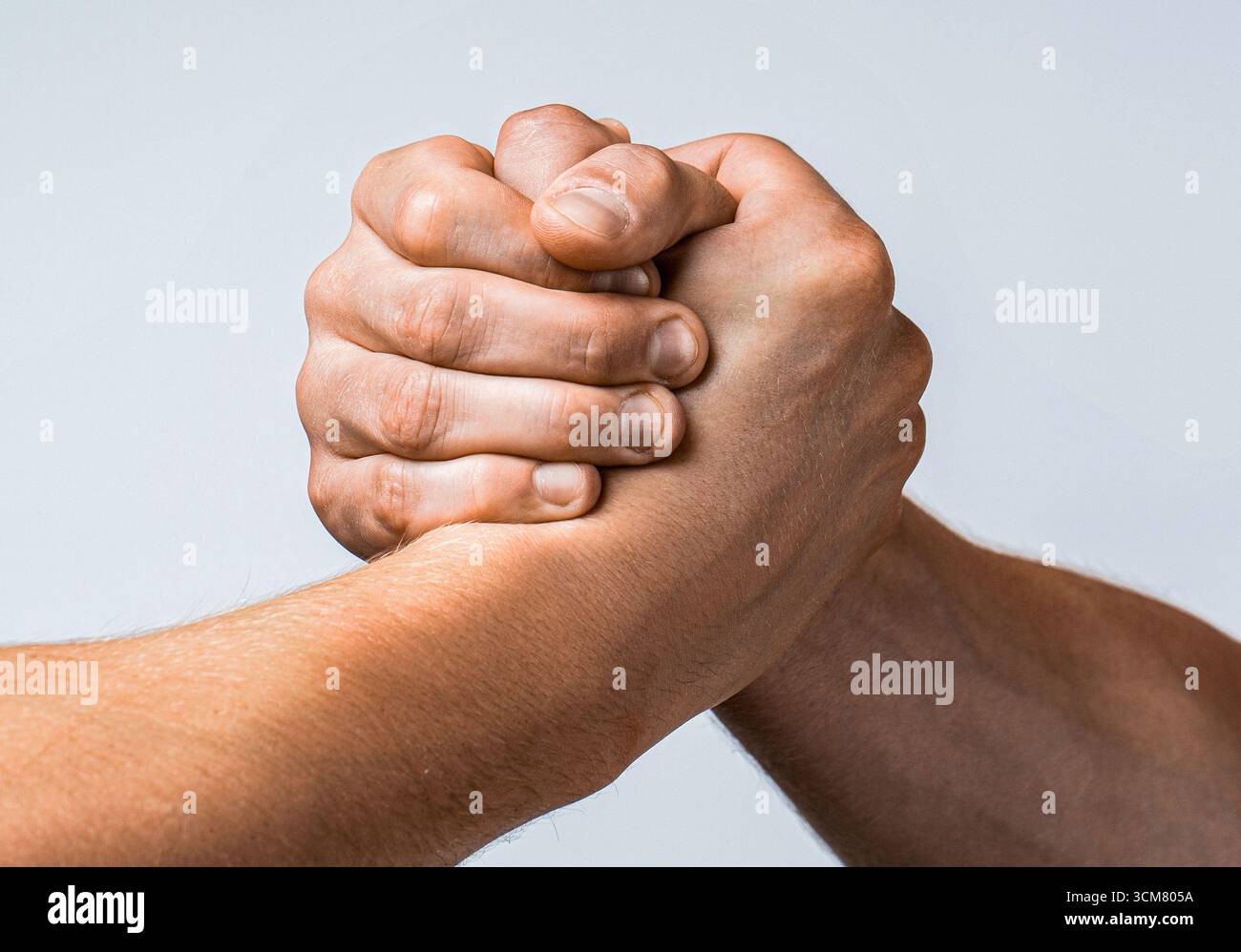 Poignée de main, bras, amitié. Poignée de main amicale, accueil d'amis, amitié de travail d'équipe. Sauvetage, geste d'aide ou mains. Rivalité, gros plan du bras masculin Banque D'Images