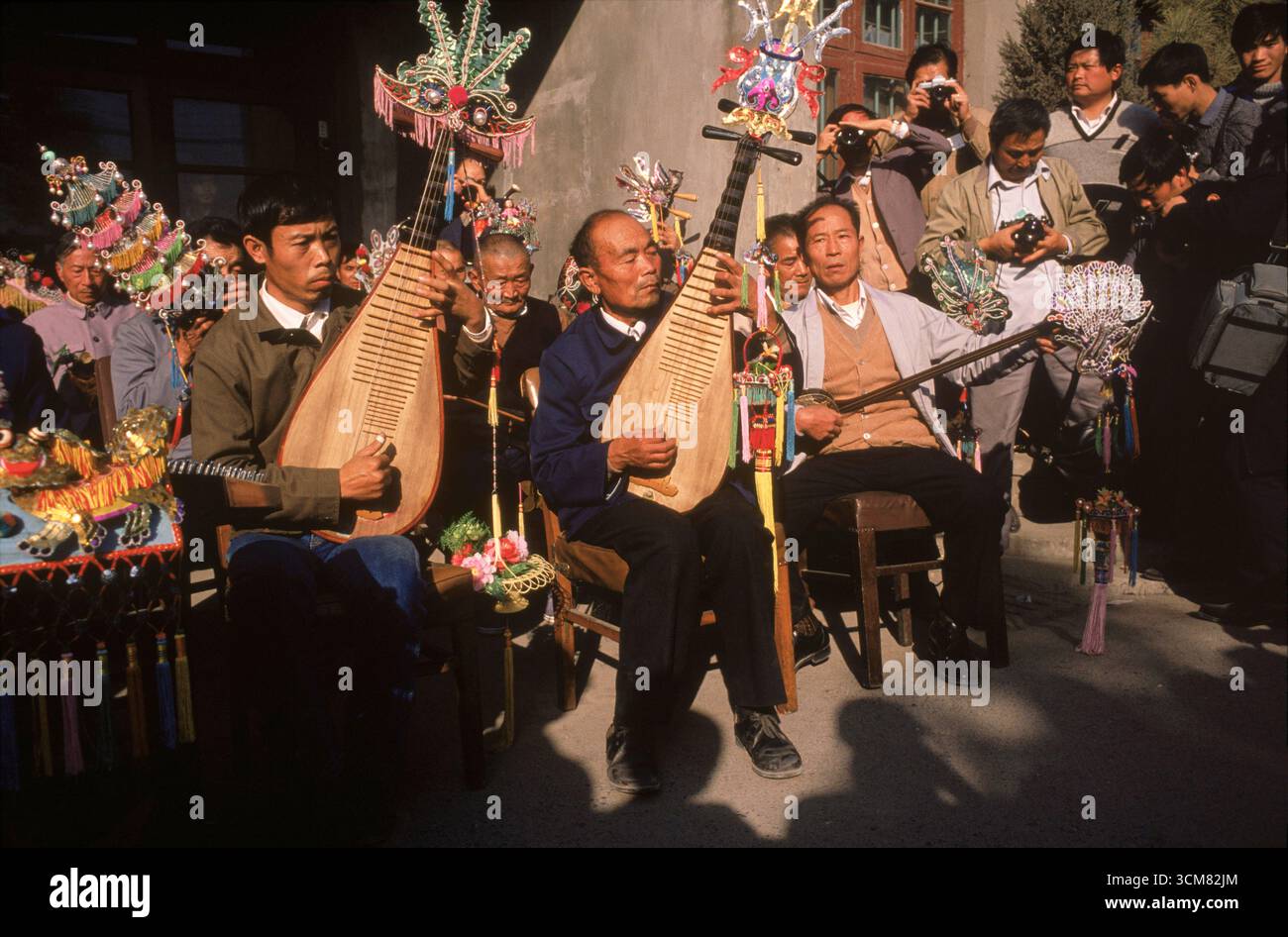 Les hommes jouent le Pipa lors d'un festival, Shanghai, Chine. Banque D'Images