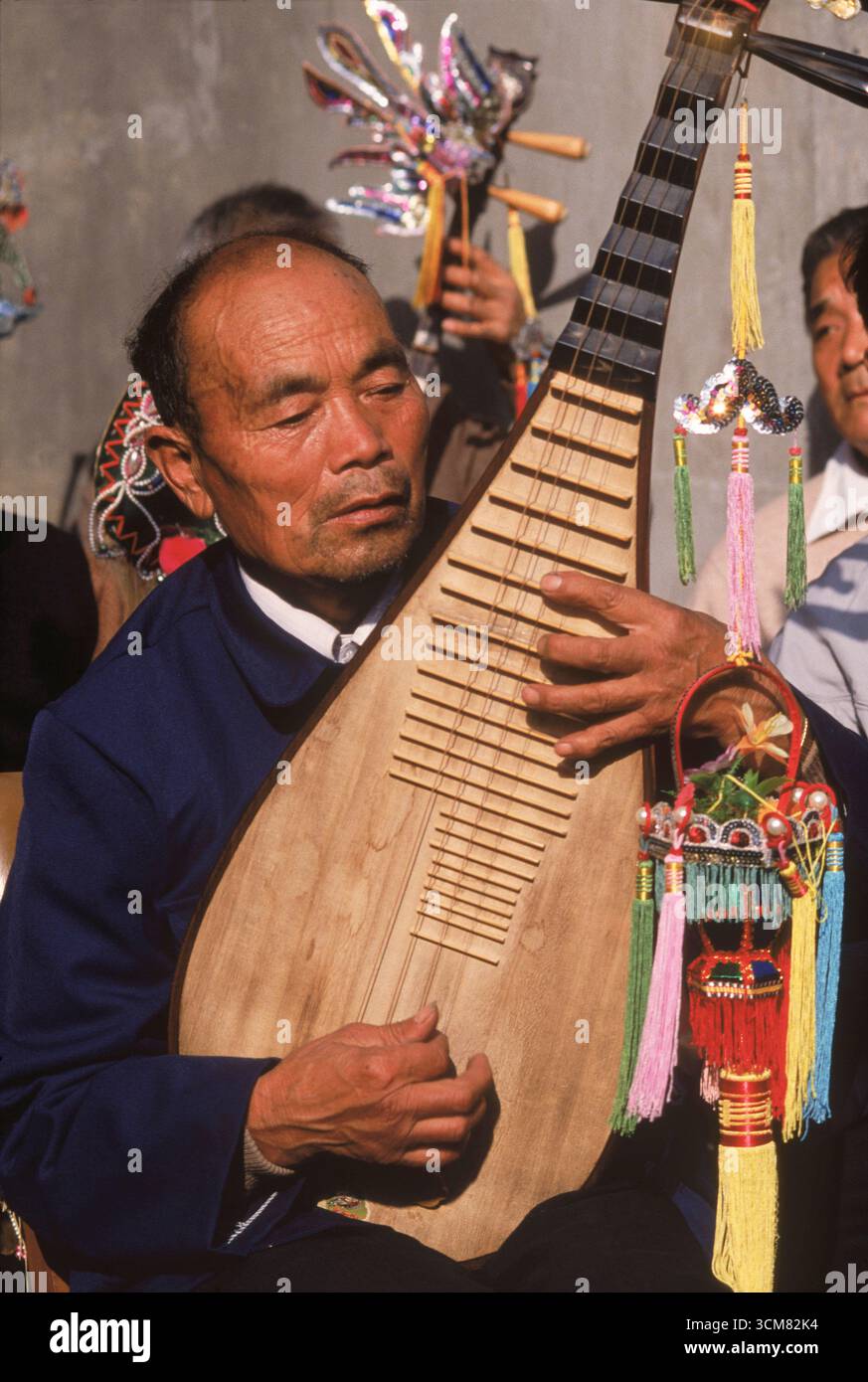 Un homme joue du Pipa lors d'un festival, Shanghai, Chine. Banque D'Images