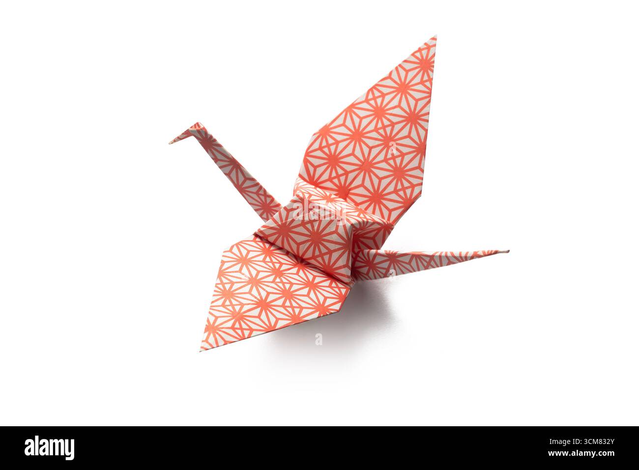 Grue en papier origami isolée sur fond blanc Banque D'Images