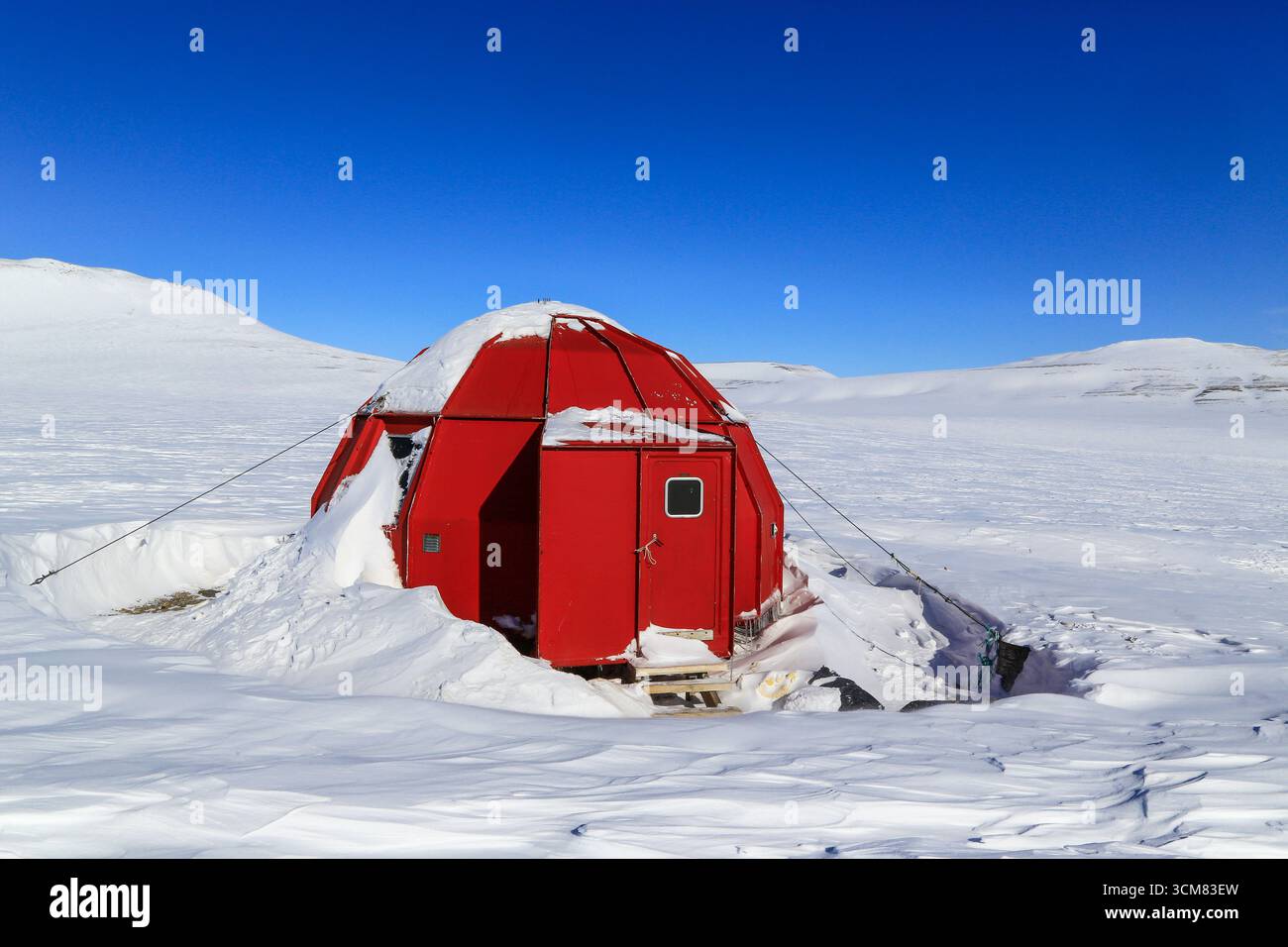 Refuge d'urgence éloigné utilisé par les chasseurs inuits locaux et par les expéditions de motoneige, Jameson Land, au nord-est du Groenland Banque D'Images
