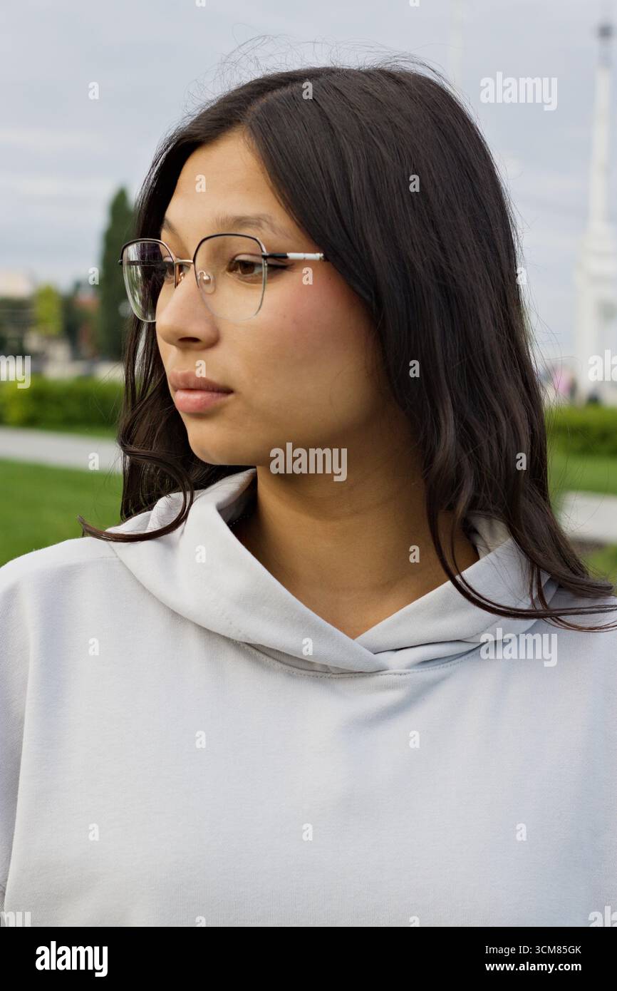portrait en gros plan d'une jeune femme, étudiante à lunettes Banque D'Images