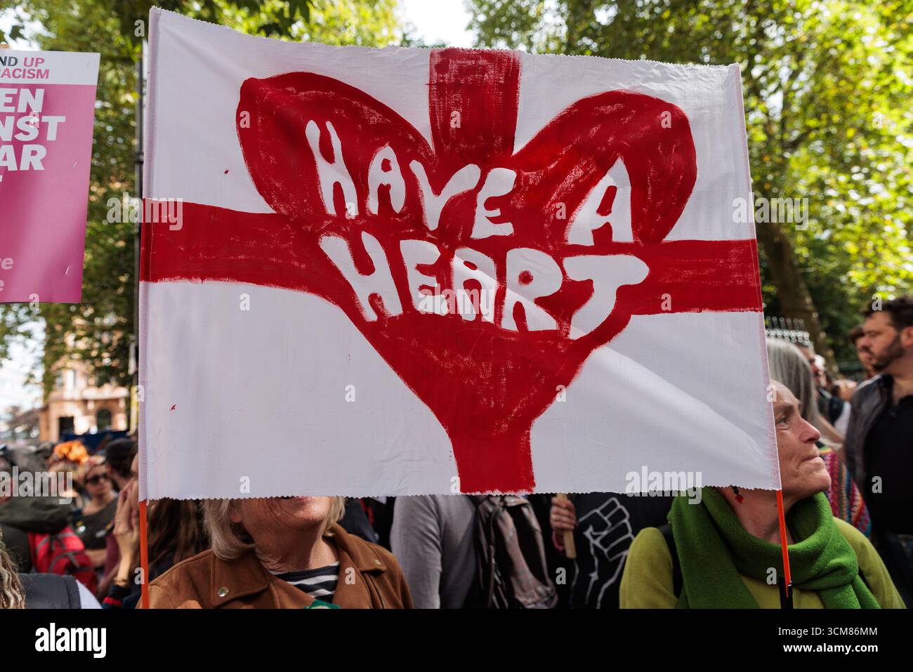 Londres, Royaume-Uni. 13 septembre 2025. Les antiracistes se préparent à participer à une marche contre le fascisme organisée par Stand Up to Racism en guise de contre-protestation à la manifestation Unite the Kingdom dirigée par le militant d'extrême droite Tommy Robinson. Environ 15 000 personnes ont assisté à la marche contre le fascisme. Crédit : Mark Kerrison/Alamy Live News Banque D'Images