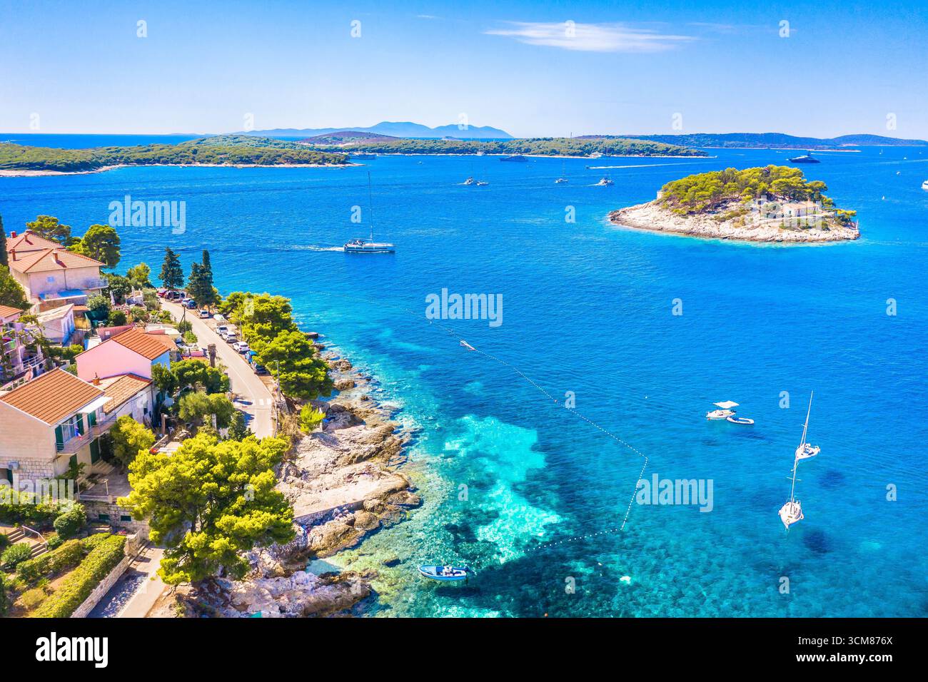 Vue aérienne de la côte de Hvar avec les îles Pakleni en arrière-plan Banque D'Images Vue aérienne de la côte de Hvar avec les îles Pakleni en arrière-plan Banque D'Images