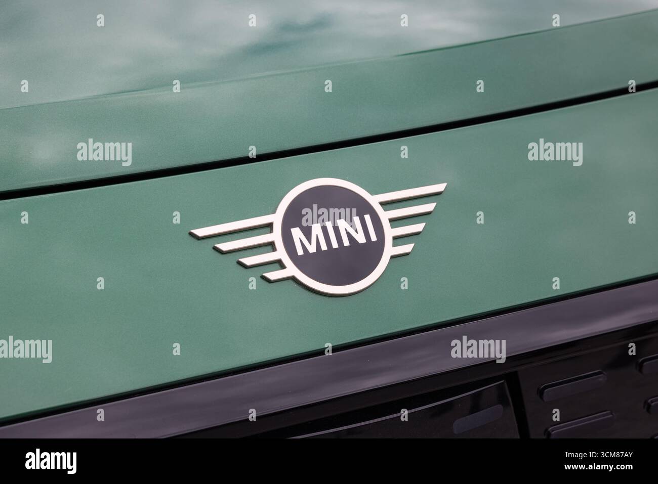 Munich, ALLEMAGNE - 11 septembre 2025 : salon de l'espace public IAA Mobility dans le centre-ville de Munich. Gros plan du logo du constructeur automobile allemand Banque D'Images