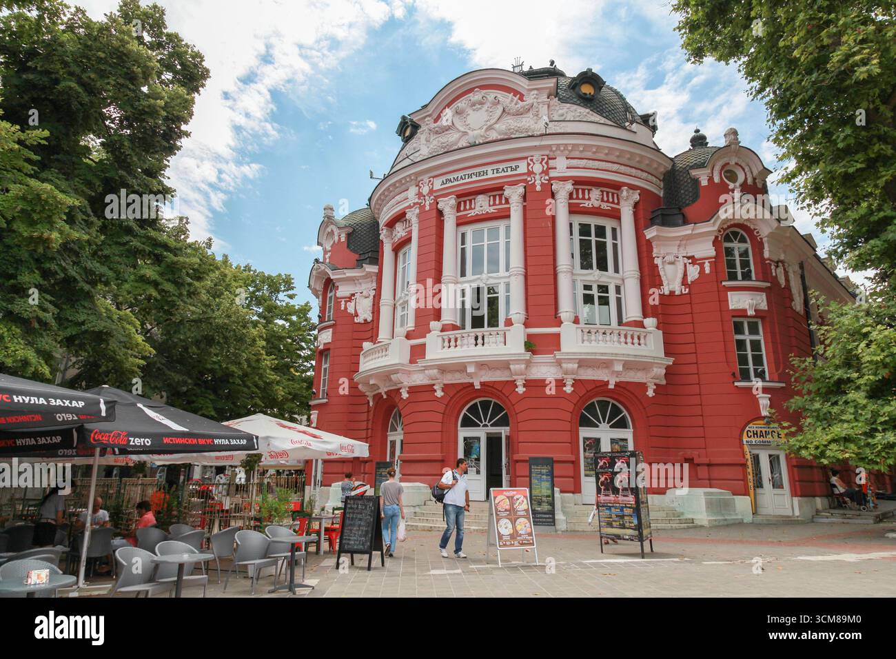 Varna, Bulgarie - 17 juillet 2014 : Stoyan Bachvarov Théâtre dramatique façade un jour d'été, les gens ordinaires marchent dans la rue Banque D'Images