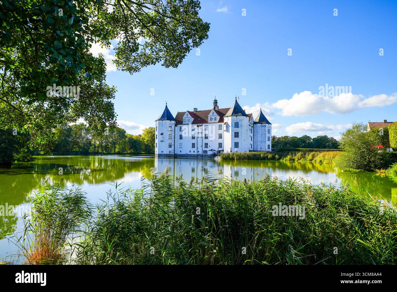 Vue sur le château de Glücksburg avec le paysage environnant. Banque D'Images