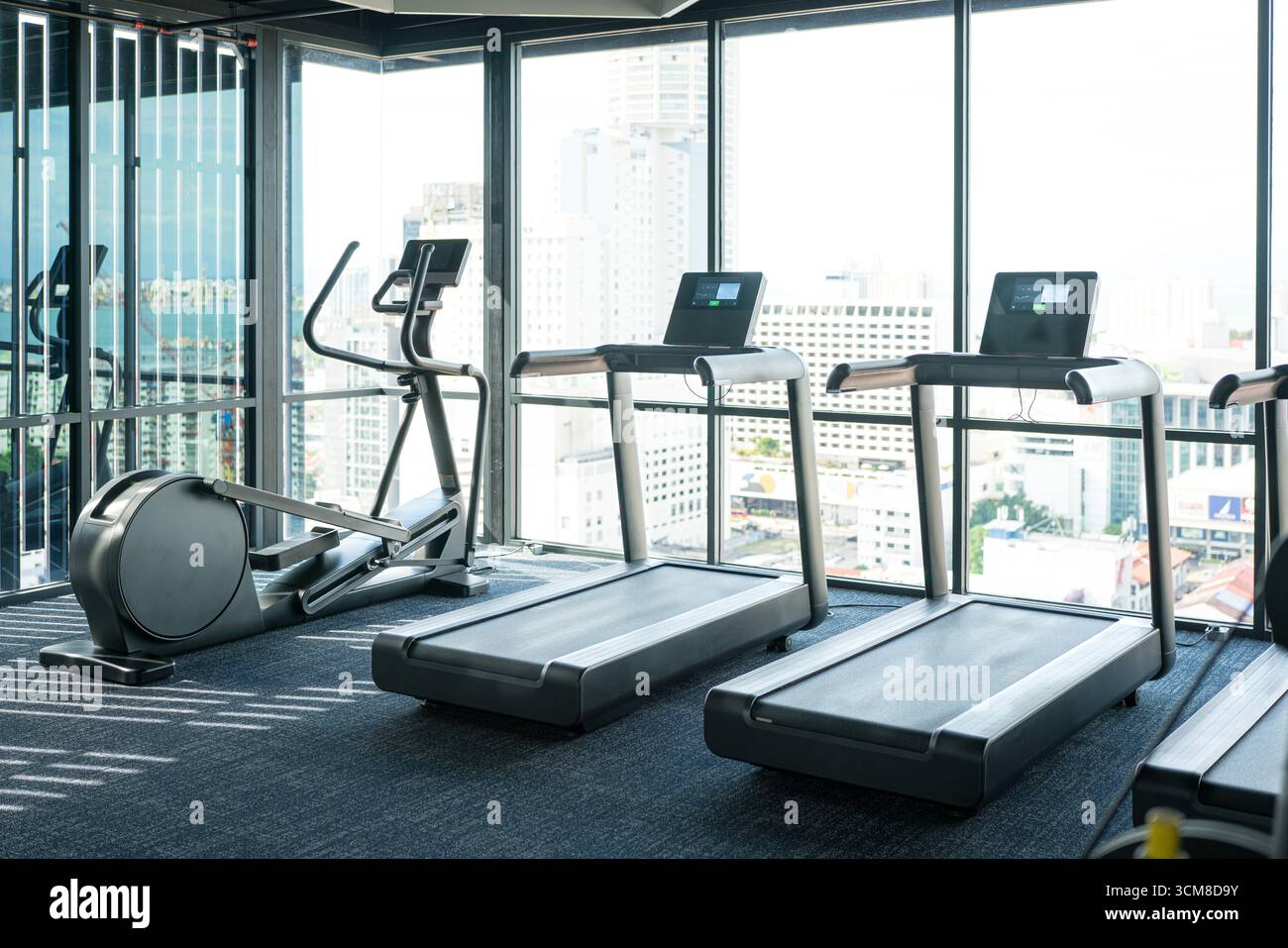 Tapis roulants machine à l'intérieur d'un gymnase. Concept d'entraînement et d'exercice. Banque D'Images