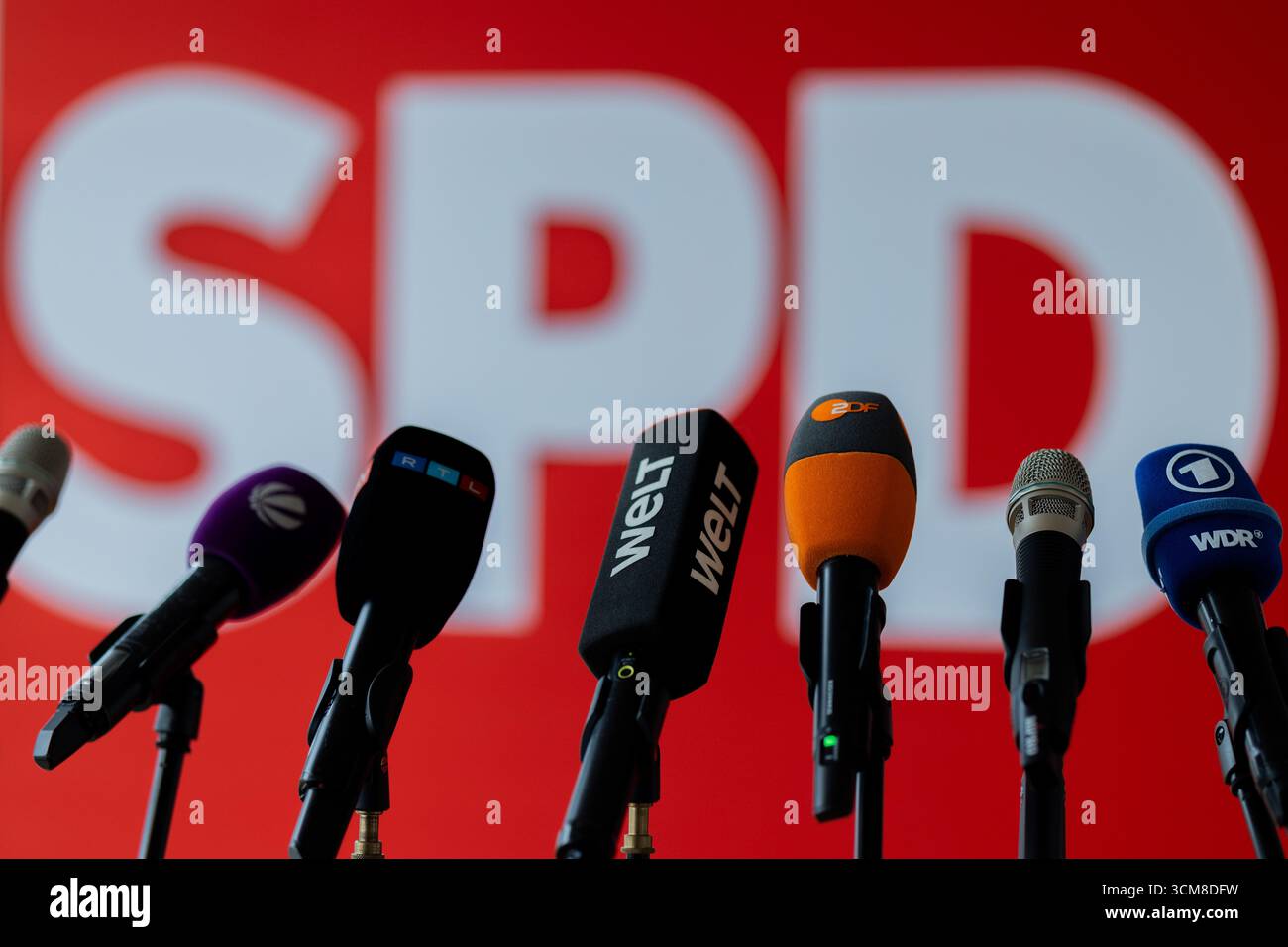 Duesseldorf, Allemagne. 15 septembre 2025. Les microphones des chaînes de télévision se tiennent devant le logo du SPD dans la Johannes-Rau-Haus, le siège du parti, avant une déclaration de la présidente du parti sur les élections locales. Crédit : Rolf Vennenbernd/dpa/Alamy Live News Banque D'Images