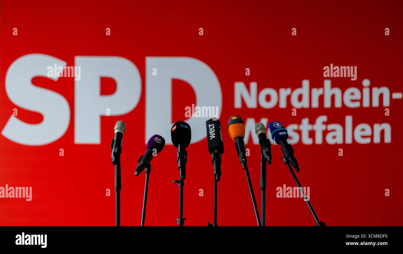 Duesseldorf, Allemagne. 15 septembre 2025. Les microphones des chaînes de télévision se tiennent devant le logo du SPD dans la Johannes-Rau-Haus, le siège du parti, avant une déclaration de la présidente du parti sur les élections locales. Crédit : Rolf Vennenbernd/dpa/Alamy Live News Banque D'Images