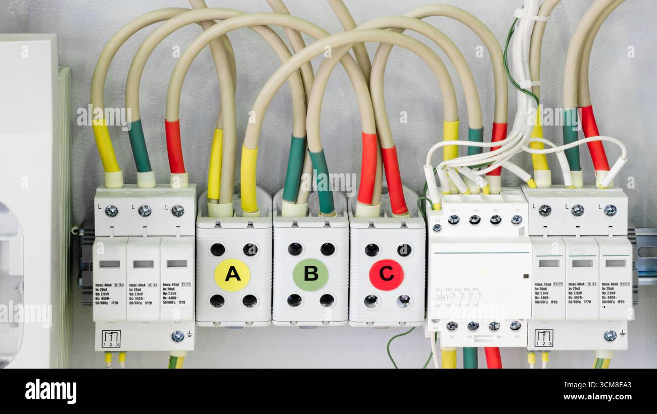Nouveaux disjoncteurs électriques pour la protection des réseaux d'alimentation triphasés avec mise à la terre du fil neutre. Banque D'Images