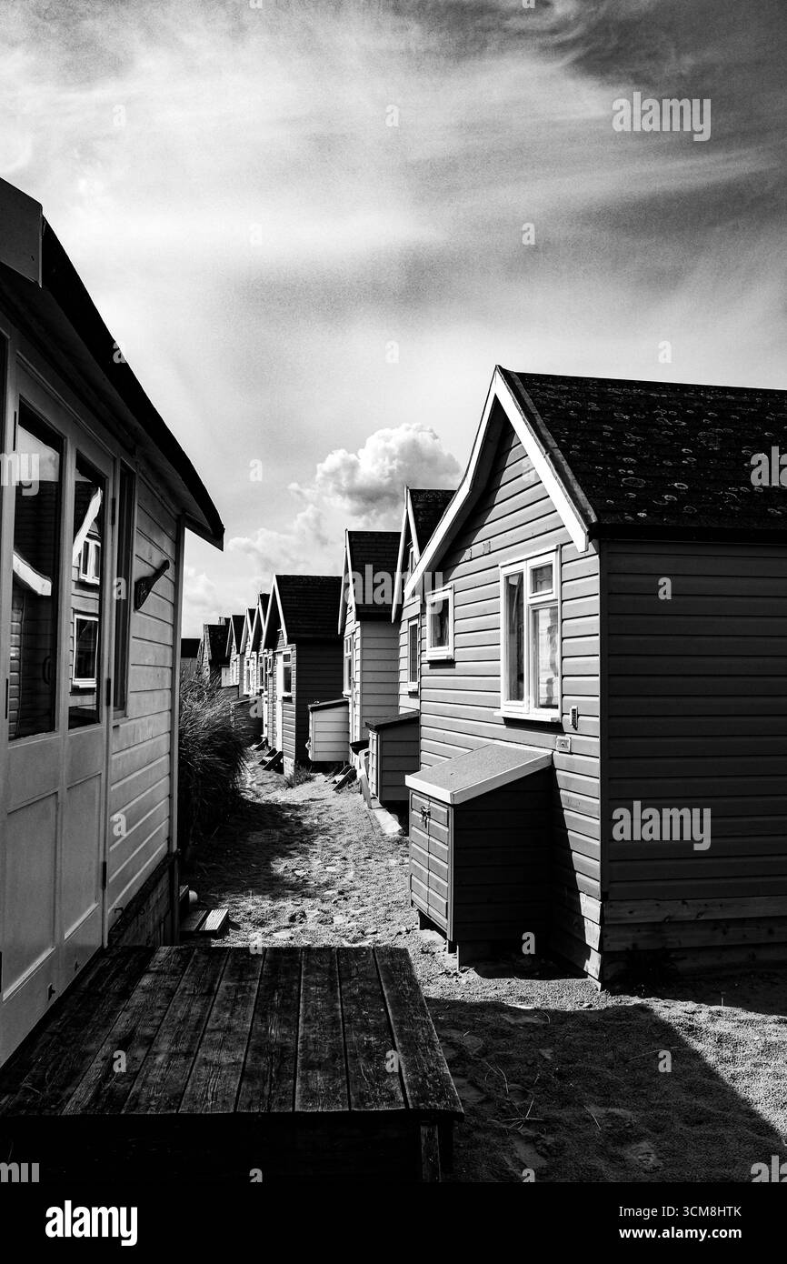 Les célèbres cabanes de plage colorées et maisons de vacances à Hengistbury Head surplombent le port de Christchurch et la mer près de Bournemouth UK Banque D'Images