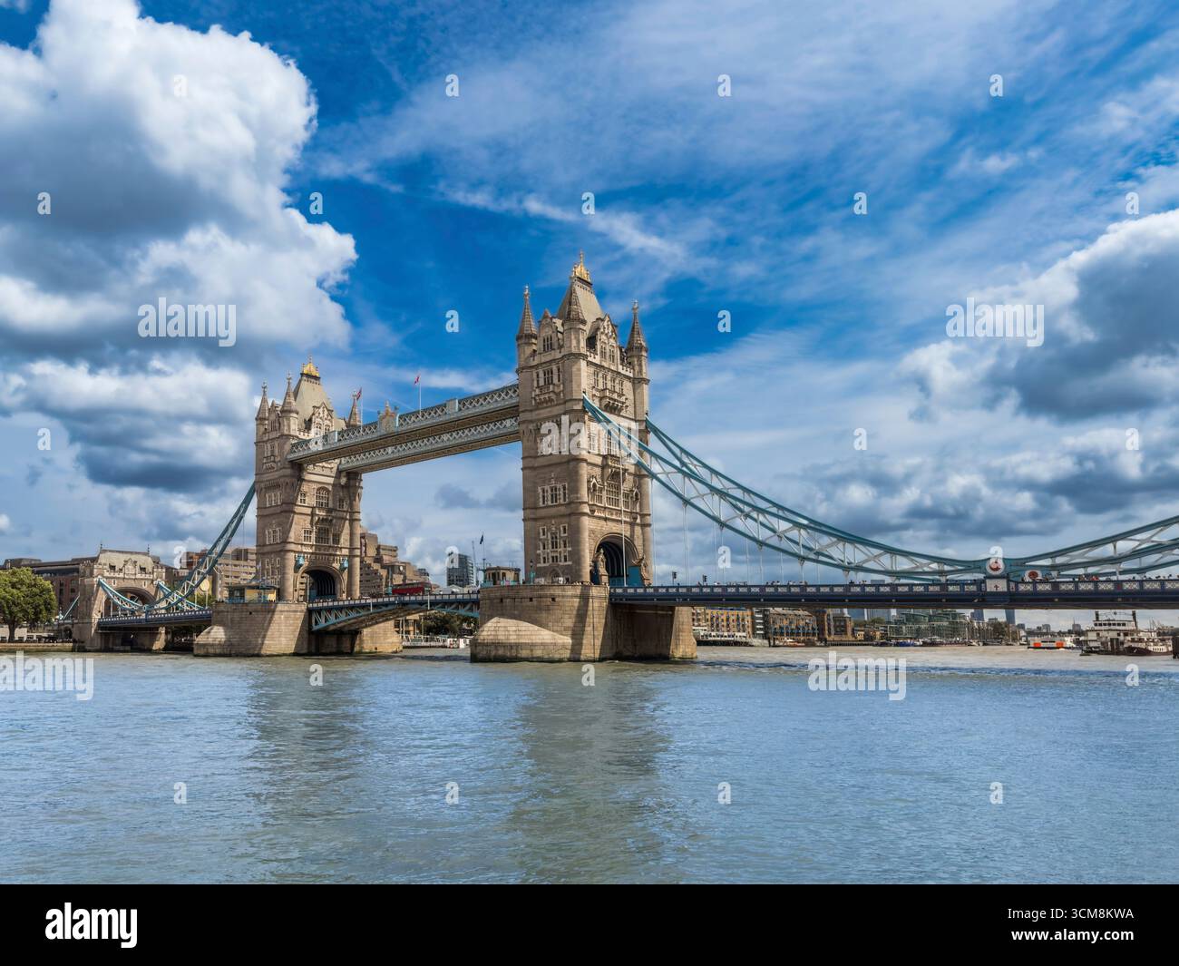 Tower Bridge à Londres, Angleterre, en été. Banque D'Images