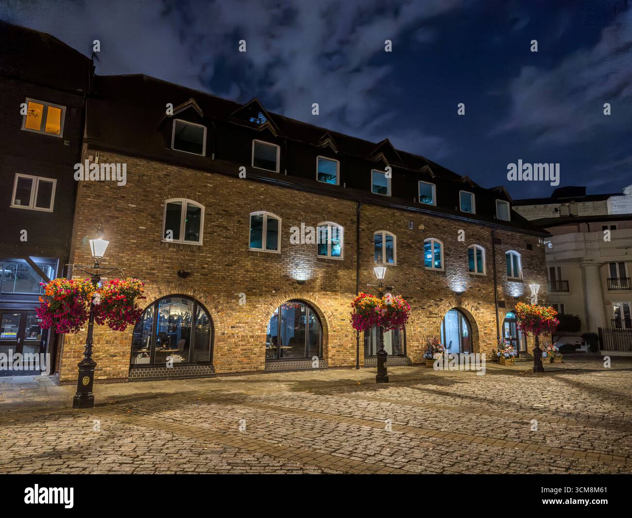 La nuit au port de plaisance de St Katharina Docks à Londres, Angleterre. Banque D'Images