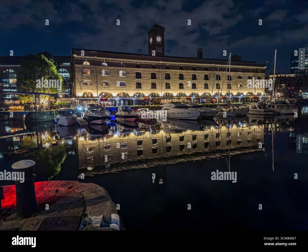 La nuit au port de plaisance de St Katharina Docks à Londres, Angleterre. Banque D'Images