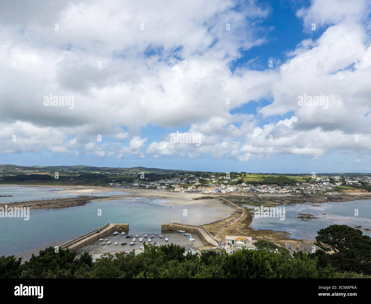 Vue de Michaels Mount à la ville côtière de Marazion, Cornouailles, Angleterre. Banque D'Images