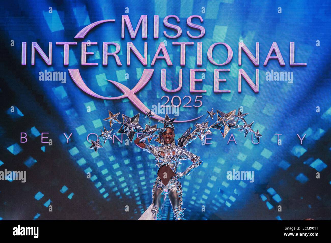 Bangkok, Thaïlande. 15 septembre 2025. Midori Monét, concurrent des États-Unis d'Amérique vu dans un costume national lors de la ronde des costumes nationaux de Miss International Queen Pageant 2025. (Photo de Varuth Pongsapipatt/SOPA images/SIPA USA) crédit : SIPA US/Alamy Live News Banque D'Images
