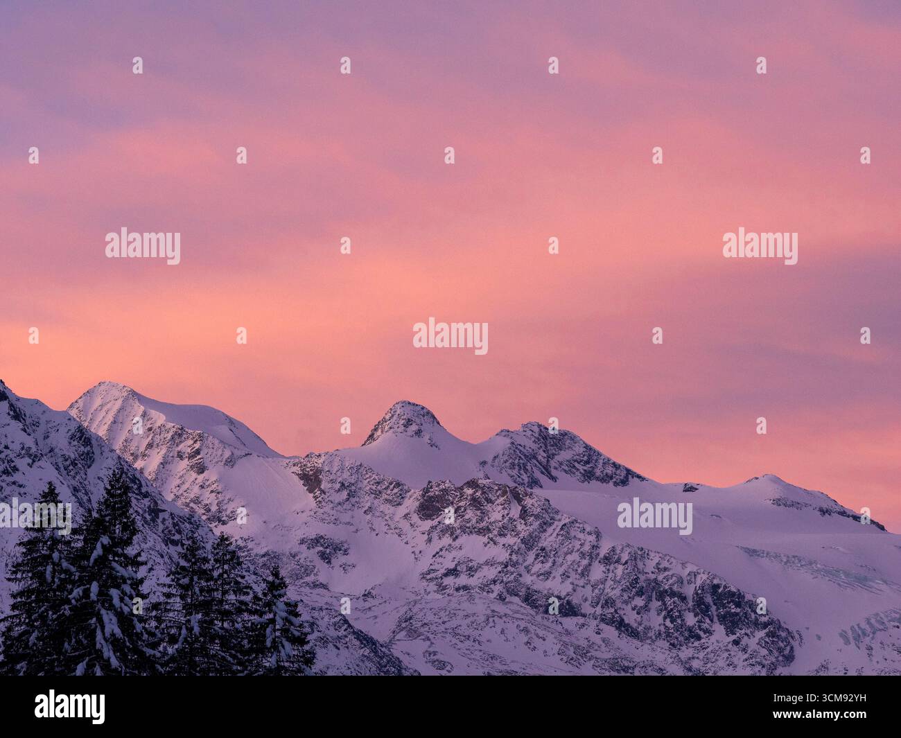 Le Parc naturel de Fanes-sennes-Braies est un parc régional situé dans les Dolomites du Tyrol du Sud. Le parc naturel s'étend à travers les parties tyroliennes du Sud des Dolomites de Braies et du Groupe Fanes. Banque D'Images