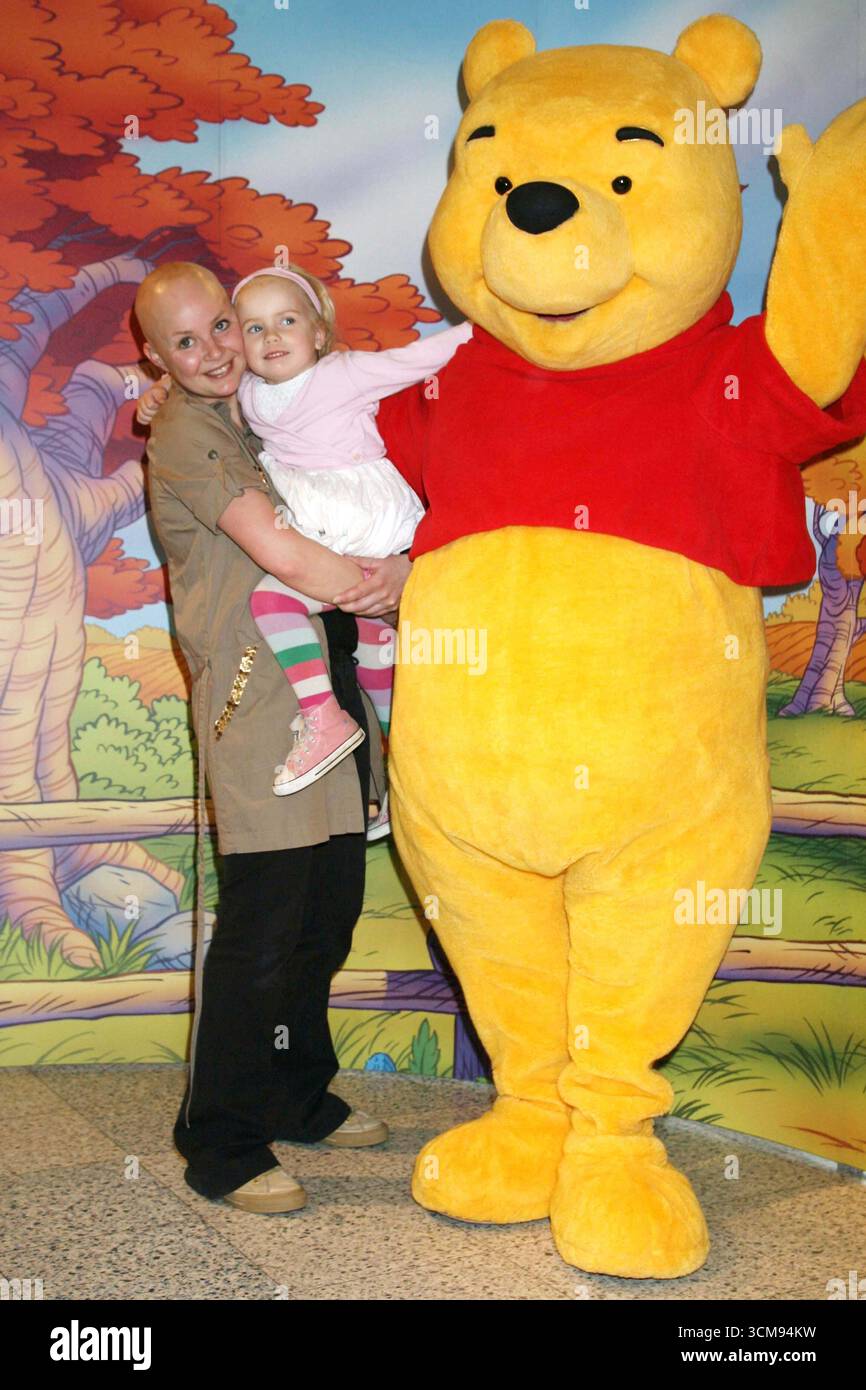 Gail porter et sa fille Honey avec Winnie l'Ourson lors de la séance photo du National Cuddle Day tenue au Disney Store, Oxford Street, Londres - 26 avril 2006 Banque D'Images