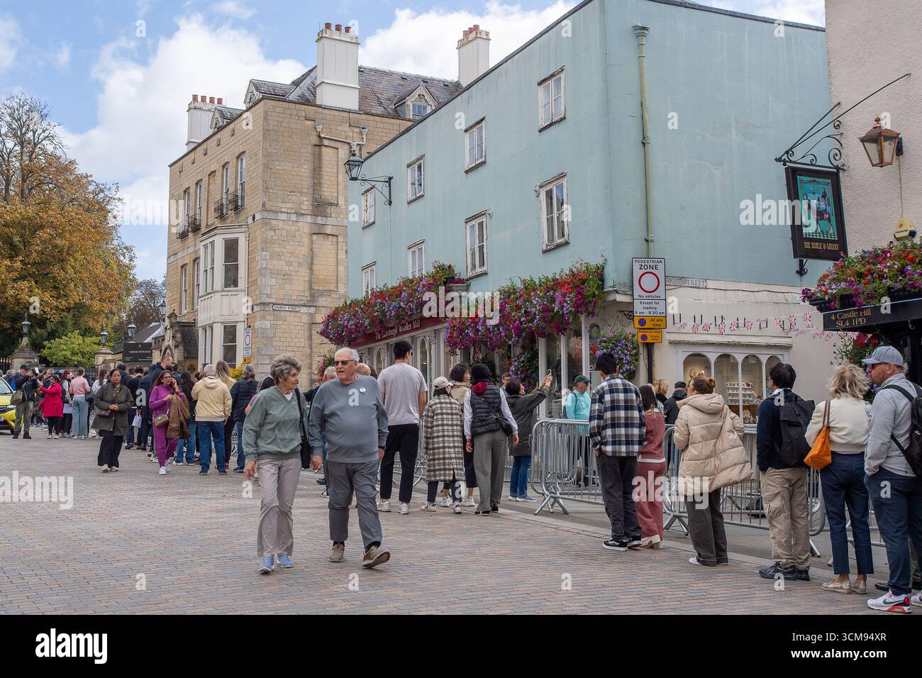 Windsor, Berkshire, Royaume-Uni. 15 septembre 2025. Touristes et visiteurs font la queue pour entrer dans le château de Windsor ce matin alors que la ville royale de Windsor dans le Berkshire se prépare pour la visite d'État du président des États-Unis, Donald Trump mercredi dernier. Crédit : Maureen McLean/Alamy Live News Banque D'Images
