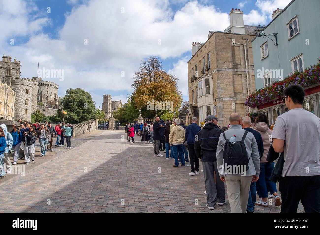 Windsor, Berkshire, Royaume-Uni. 15 septembre 2025. Touristes et visiteurs font la queue pour entrer dans le château de Windsor ce matin alors que la ville royale de Windsor dans le Berkshire se prépare pour la visite d'État du président des États-Unis, Donald Trump mercredi dernier. Crédit : Maureen McLean/Alamy Live News Banque D'Images
