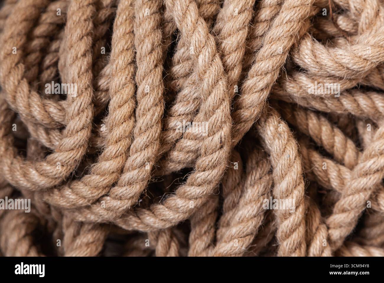 Gros tas de corde de jute naturelle épaisse pour usage industriel et décoratif, gros plan Banque D'Images