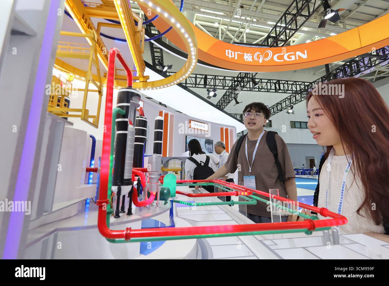 YANTAI, CHINE - 15 SEPTEMBRE 2025 - les téléspectateurs regardent le modèle de l'unité nucléaire « Hualong One » à l'exposition internationale de l'industrie et de l'équipement nucléaires de Yantai 2025 à Yantai, province du Shandong, Chine, le 15 septembre 2025. Banque D'Images