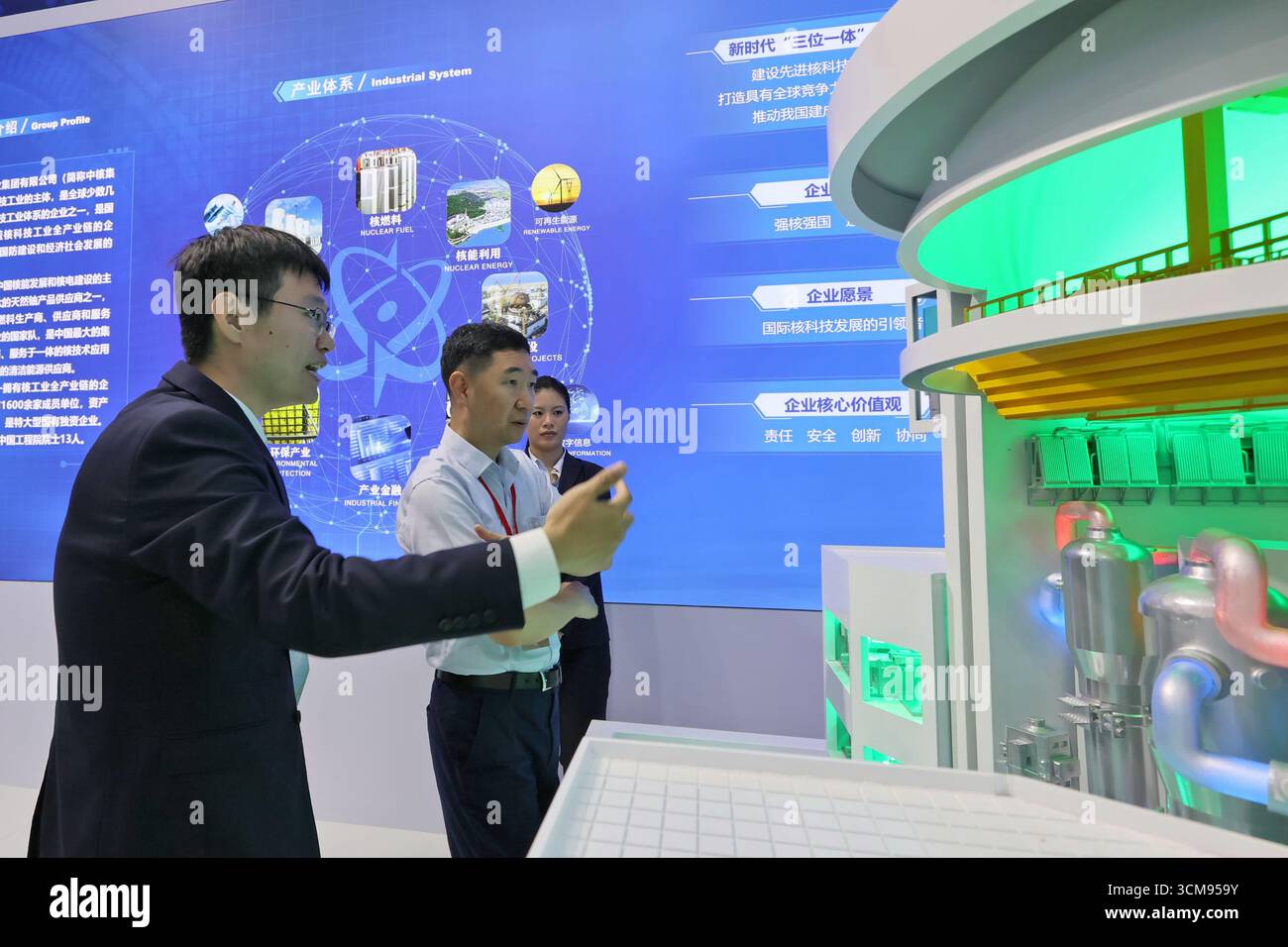 YANTAI, CHINE - 15 SEPTEMBRE 2025 - les téléspectateurs regardent le modèle de l'unité nucléaire « Hualong One » à l'exposition internationale de l'industrie et de l'équipement nucléaires de Yantai 2025 à Yantai, province du Shandong, Chine, le 15 septembre 2025. Banque D'Images