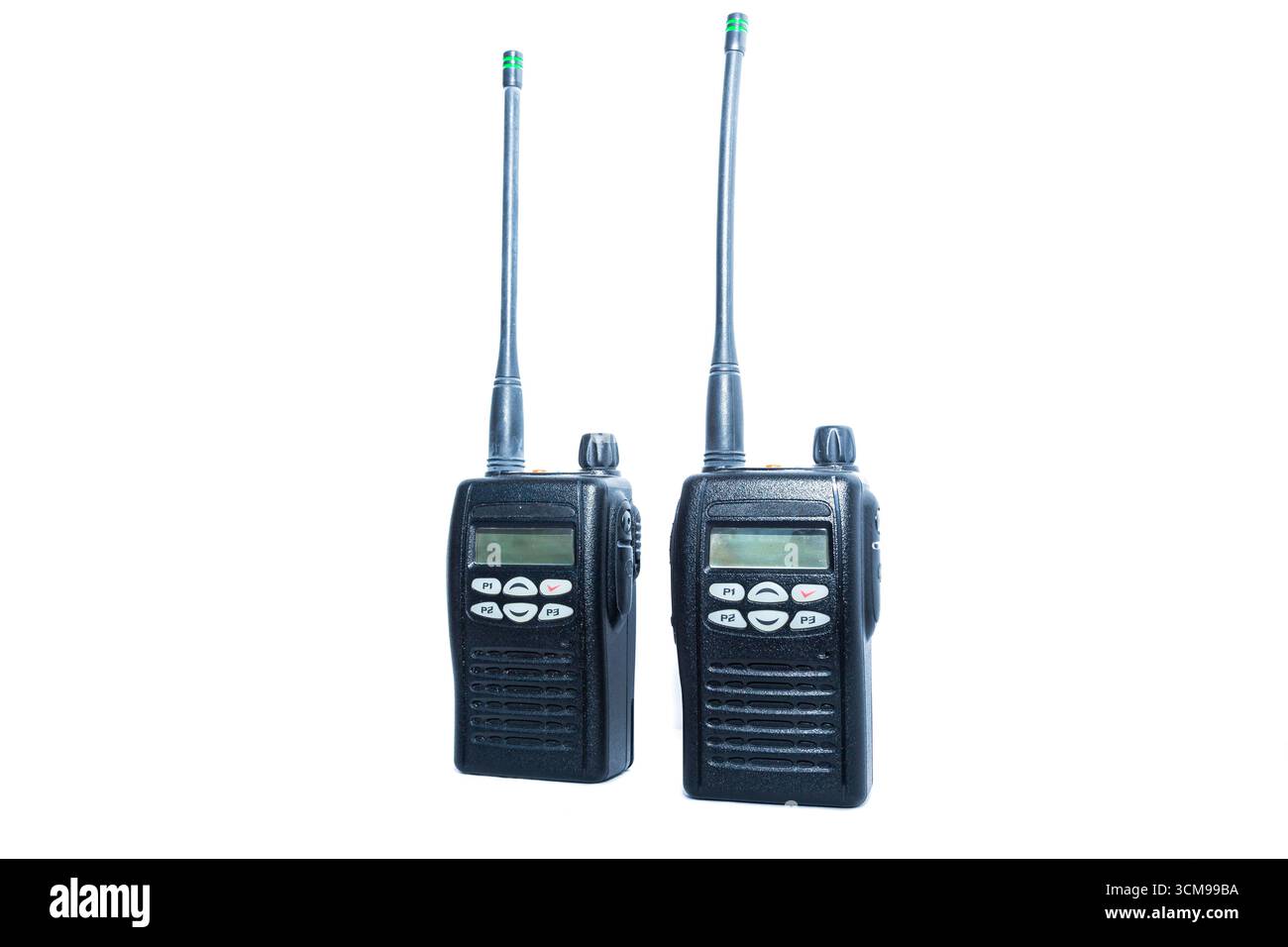 Deux nouveaux talkies-walkies portables isolés sur fond blanc. Banque D'Images