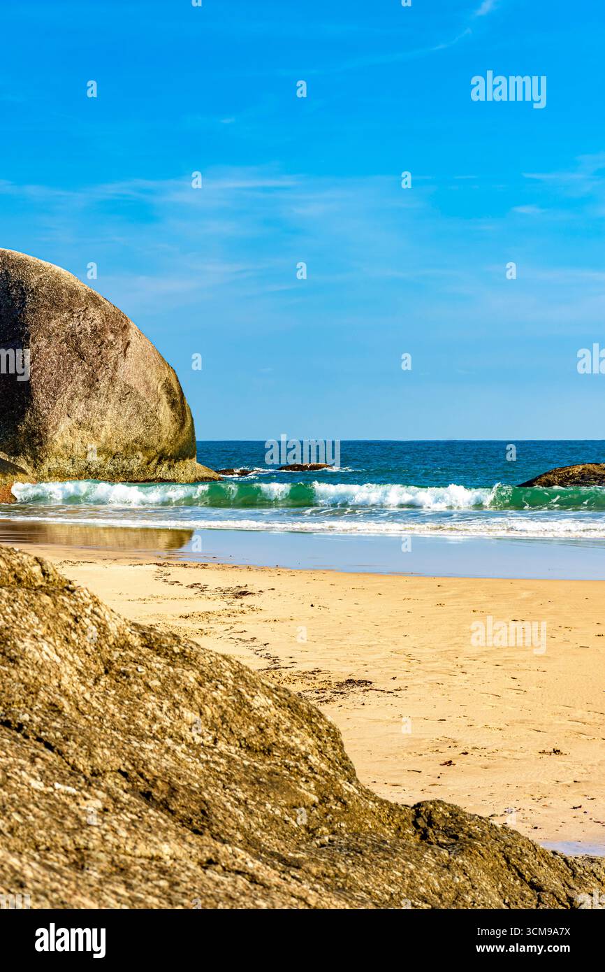 Plage de Bonete parmi les rochers sur l'île d'Ilhabela sur la côte nord de Sao Paulo Banque D'Images