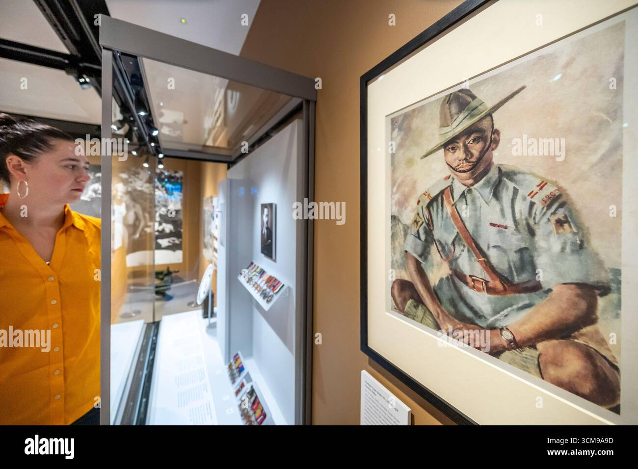 Londres, Royaume-Uni. 15 septembre 2025. R) « Portrait de Havildar Gaje Ghale VC, 2/5th Royal Gurkha Rifles », qui a reçu la Croix de Victoria après avoir mené un assaut sur une colline fortifiée dans les Chin Hills en 1943. Aperçu de Beyond Burma : Forgotten Armies au Musée national de l'Armée. L’exposition marque les 80 ans de la campagne birmane dans la seconde Guerre mondiale et met en lumière les armées « oubliées » qui y ont servi, leurs expériences et les contributions qu’elles ont apportées. Le spectacle se déroule du 16 septembre 2025 au 13 avril 2026. Credit : Stephen Chung / Alamy Live News Banque D'Images