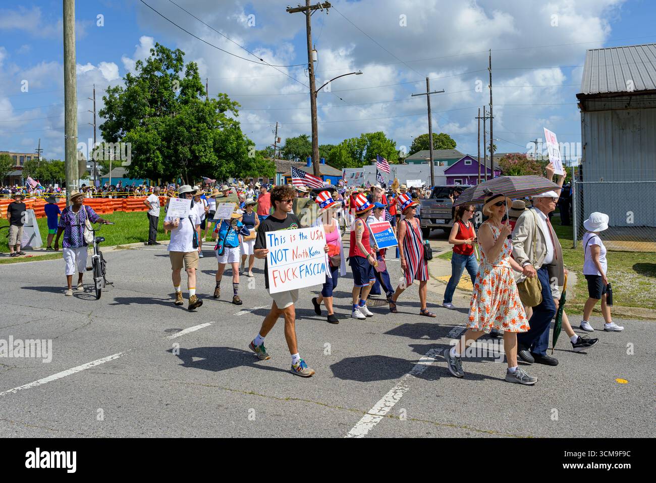 La Nouvelle-Orléans, LOUISIANE, États-Unis - 14 juin 2025 : des manifestants anti-Trump avec des pancartes, des parapluies et des drapeaux participent à la marche du No Kings dans le quartier de Marigny à la Nouvelle-Orléans Banque D'Images