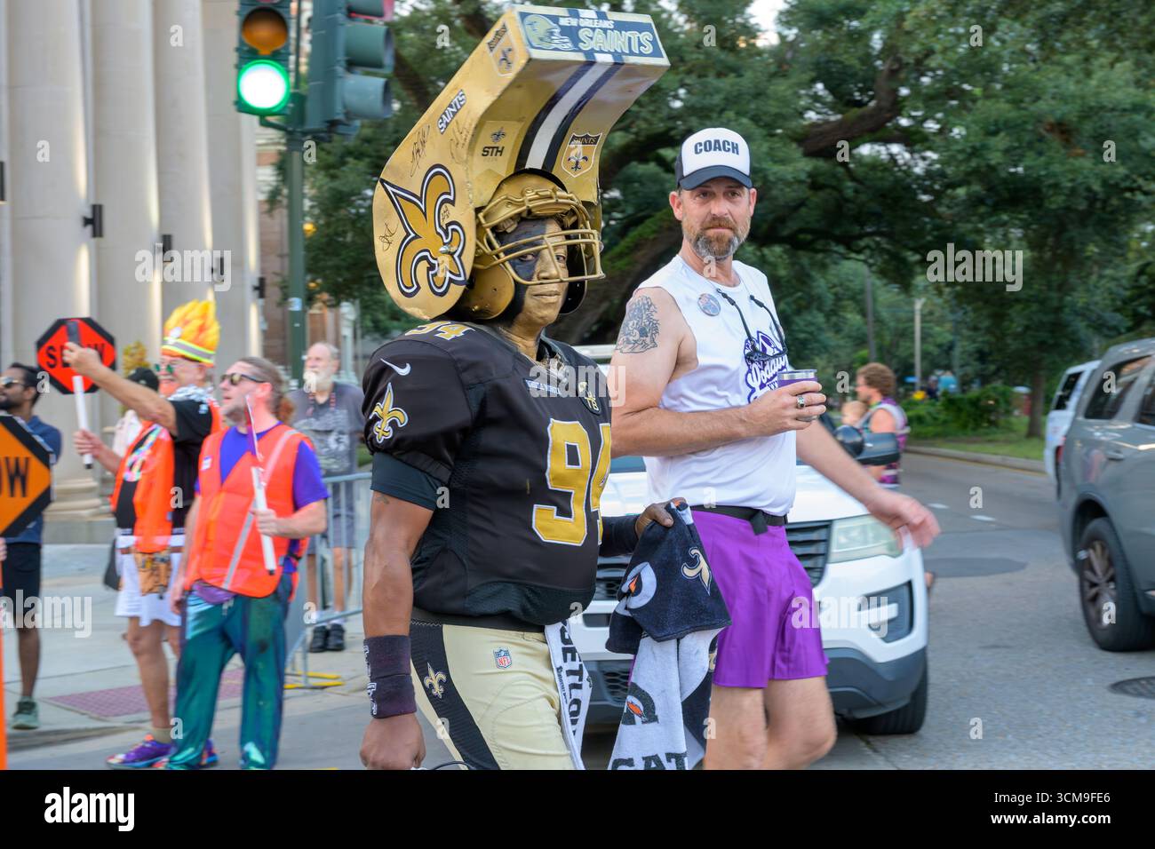 Nouvelle-Orléans, LOUISIANE, États-Unis - 23 août 2025 : un « super fan » des Saints de la Nouvelle-Orléans connu sous le nom de Whistle Monsta marche dans la parade de mardi gras à l'angle de Oak Street et Carrollton Avenue Banque D'Images