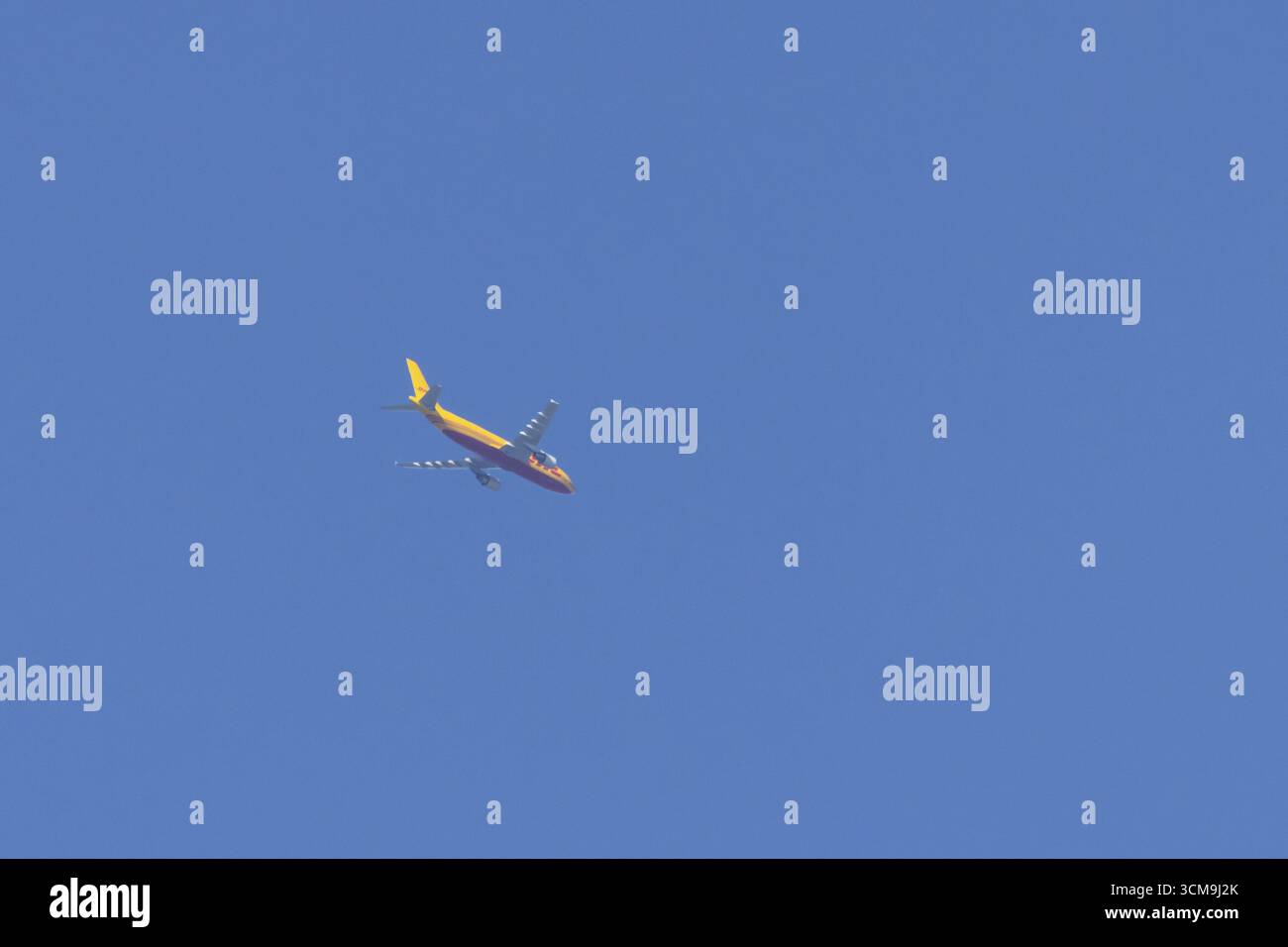 Boeing 767 avion à réaction de DHL cargo Airlines en vol dans un ciel bleu, Angleterre, Royaume-Uni Banque D'Images