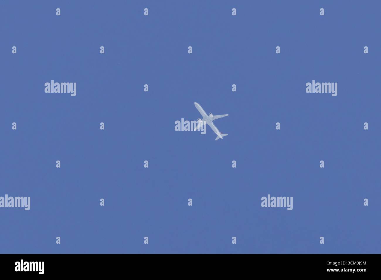 Avion de passagers à réaction en vol dans un ciel bleu, Angleterre, Royaume-Uni Banque D'Images