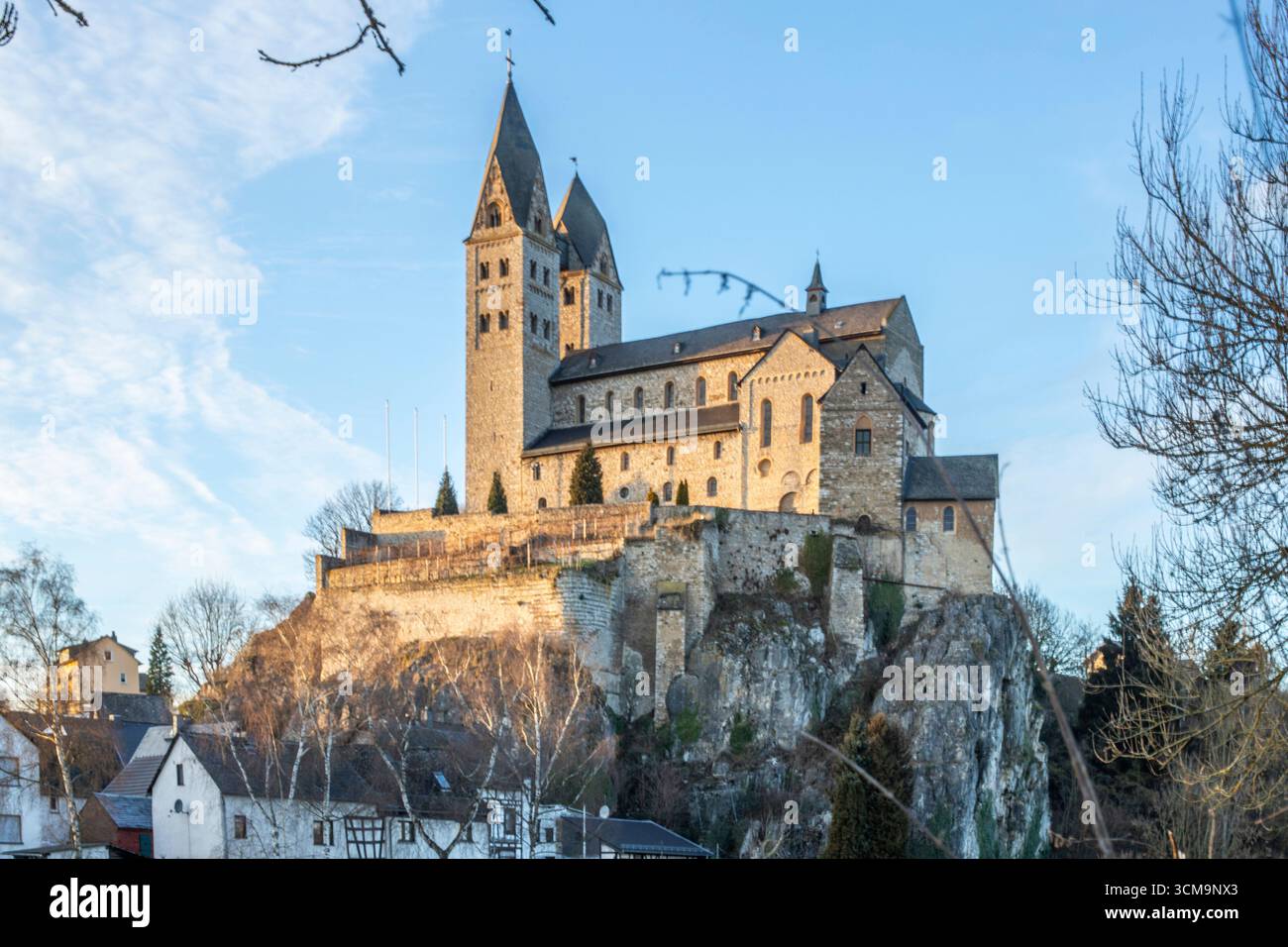 Un paysage hivernal au lever du soleil, beaucoup de nature et une grande église sur un rocher, l'ancienne église collégiale de Lubentius Limburger, Dietkirchen, Hesse Banque D'Images
