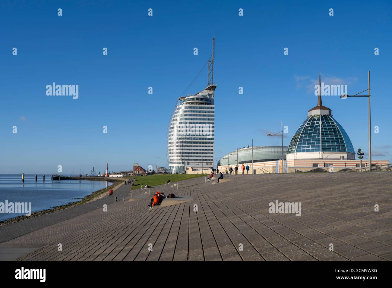 Promenade am Deich, bâtiment de grande hauteur Sail-City avec Atlantic Hotel and Outlet Shopping Center, Havenwelten, Bremerhaven, Brême, Allemagne Banque D'Images