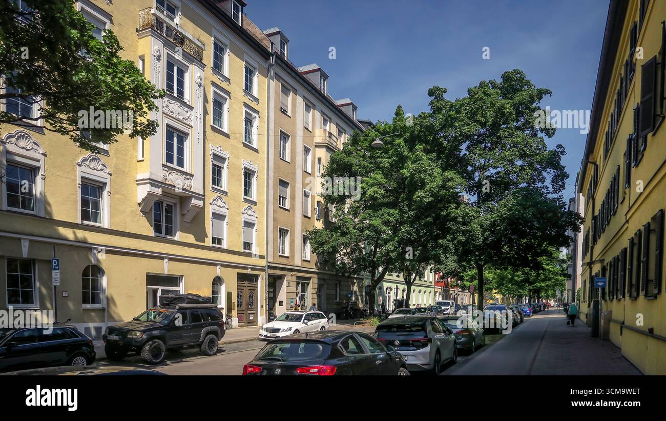 Rue typique de Haidhausen à Munich. Façade d'un immeuble d'appartements de style art nouveau baroque avec une décoration en oriel et stuc, construite en 1902. Banque D'Images
