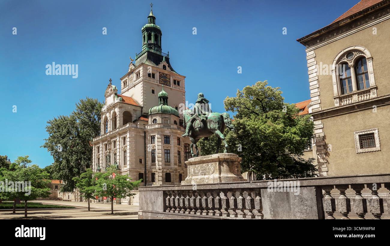 Musée national bavarois sur Prinzregentenstrasse dans le quartier Lehel de Munich. Conçu par Gabriel von Seidl et érigé entre 1894-1900. La statue équestre du prince régent Luitpold de Bavière a été créée en 1901-1913 par le sculpteur Adolf von Hildebrand dans le style néo-baroque. Banque D'Images