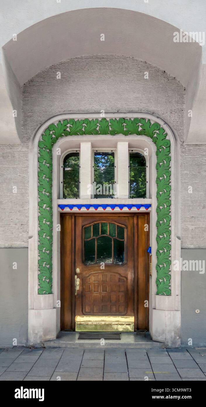 Entrée d'une maison d'habitation à Schwabing dans le style Art Nouveau encadrée par une guirlande de plantes aux feuilles plates et stylisées, construite en 1904. Banque D'Images