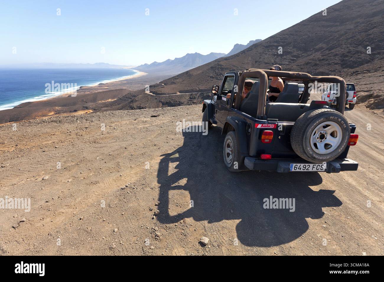 Fuerteventura, point de vue, mer, plage, rochers, Mirador de Barlovento, jeeps, voitures de location, voitures de location sur les routes de gravier, Parque Natural Jandia, nature par Banque D'Images Fuerteventura, point de vue, mer, plage, rochers, Mirador de Barlovento, jeeps, voitures de location, voitures de location sur les routes de gravier, Parque Natural Jandia, nature par Banque D'Images