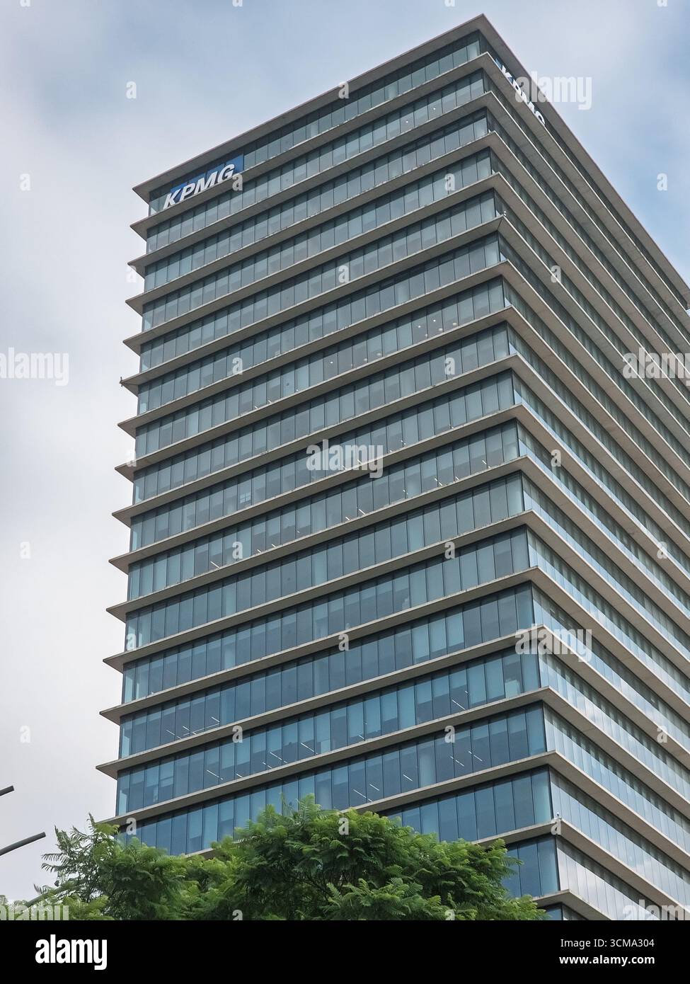 Barcelone, Espagne. 12 septembre 2025, bâtiment KPMG s'élevant à Barcelone sous un ciel nuageux Banque D'Images