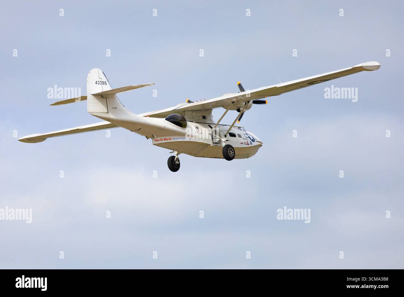 Consolidé Catalina WW2, hydravion avec train d'atterrissage déployé lors de l'Airshow Flypast, 2025 Banque D'Images