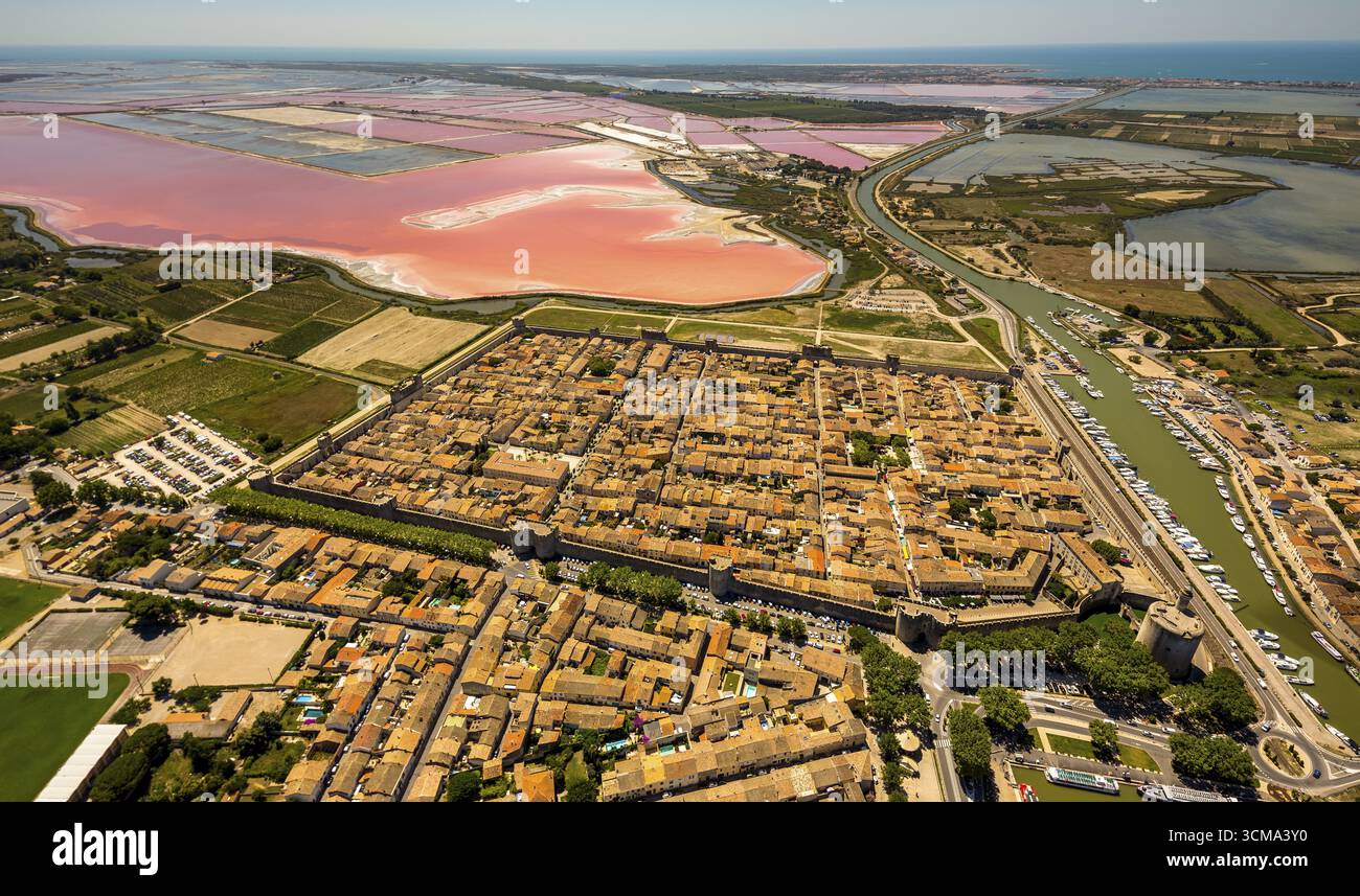 Centre ville historique dans le quadrilatère forteresse d'Aigues-mortes, portes de la ville, lacs salés près d'Aigues-mortes en Camargue, fleurs salées sur le sel Banque D'Images