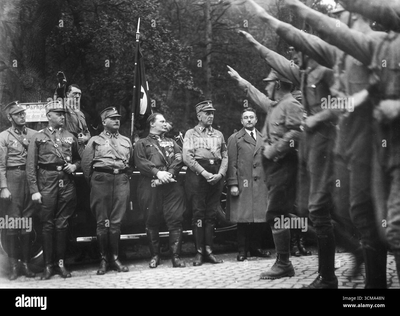 Congrès des partis allemands de droite à Bad Harzburg. Adolf Hitler dans une voiture. Hermann Goring également visible. 1931 Banque D'Images