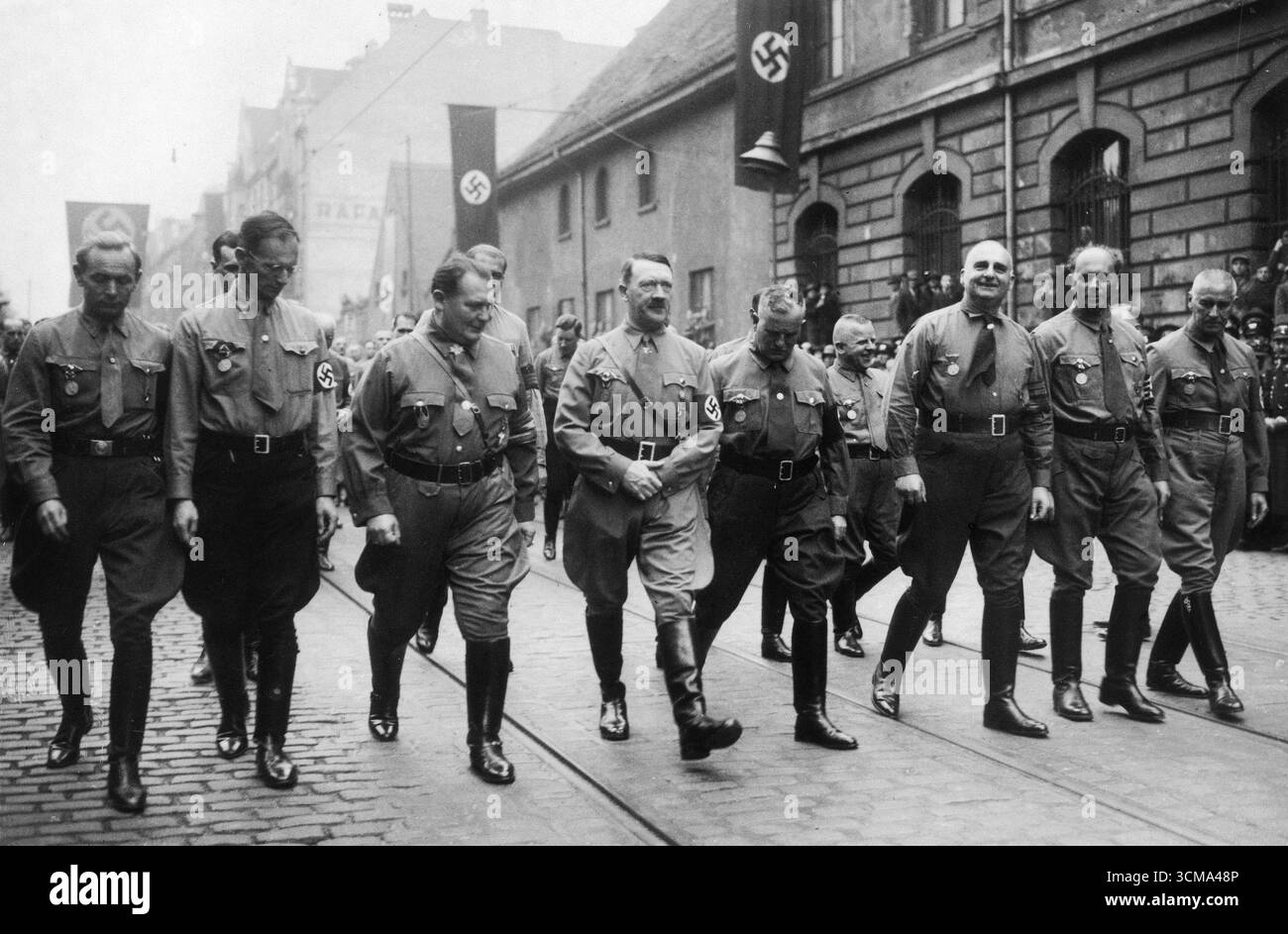 Marchez dans les rues de Munich. Visible entre autres, le chancelier du Reich Adolf Hitler, le premier ministre prussien Hermann Goering. Célébration du 14e anniversaire du Putsch de Munich, 1937 Banque D'Images